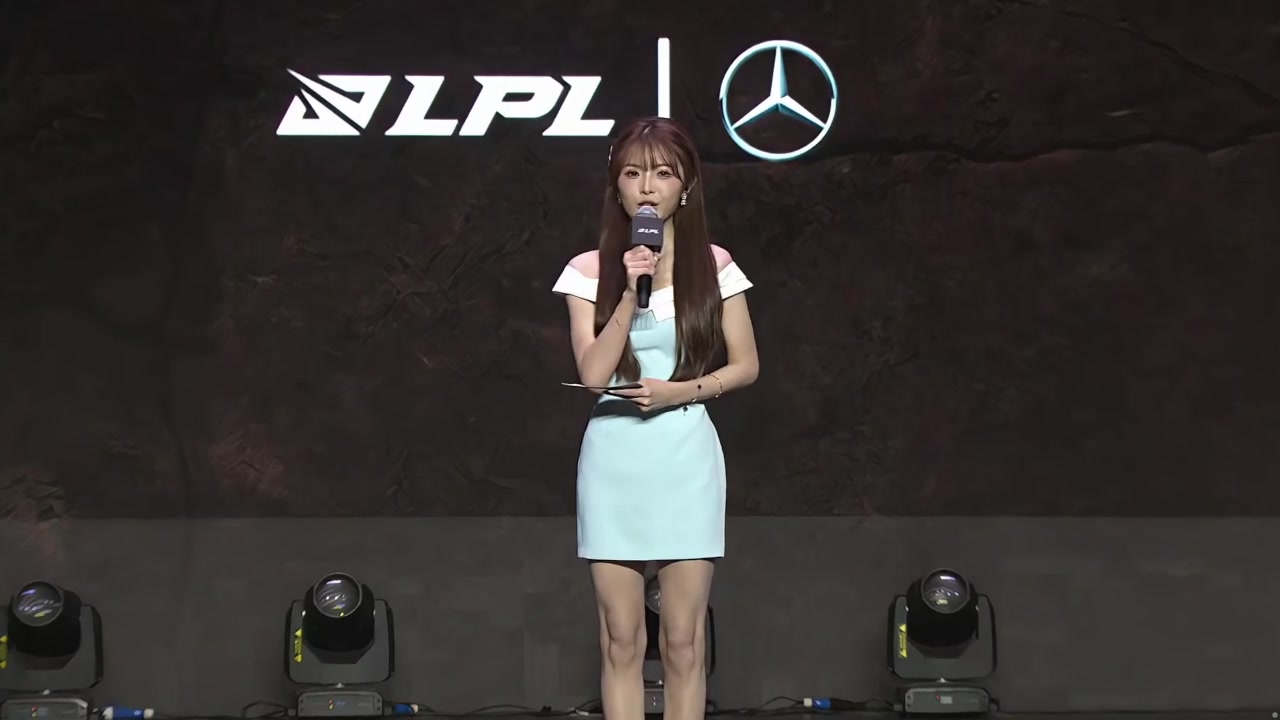 好好看😍LPL苏州主场女主持人泱泱：湖绿连衣裙，新生代就是好~